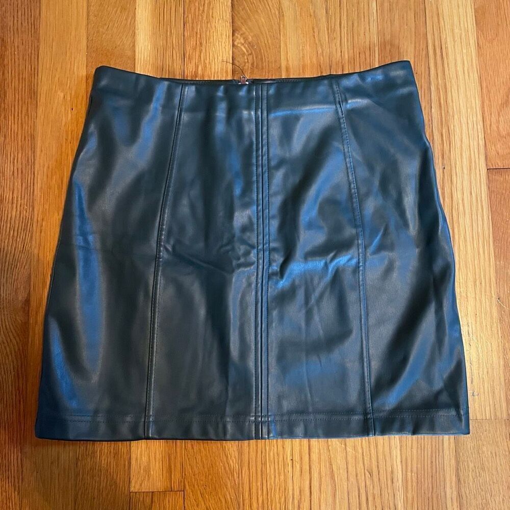 SHINESTAR | dark gray/green pleather mini skirt M
